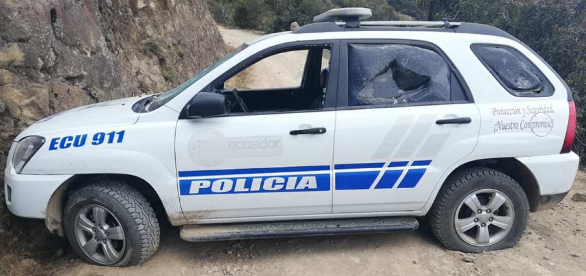 La patrulla en la que se movilizaban los polic&iacute;as agredidos result&oacute; con varios da&ntilde;os.