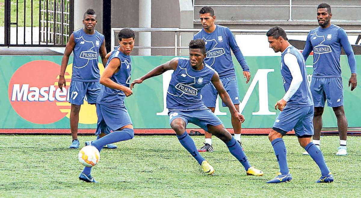 Fernando Pinillo (centro), quien ha sorprendido por sus goles en los partidos en los que actu&oacute;, ser&aacute; titular esta tarde ante el equipo de la Plaza del Teatro. Foto: Tomado de Andes
