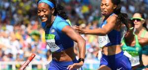  Allyson Felix no pudo pasar el testigo a English Gardner en el segundo relevo de los 4x100 metros relevo.