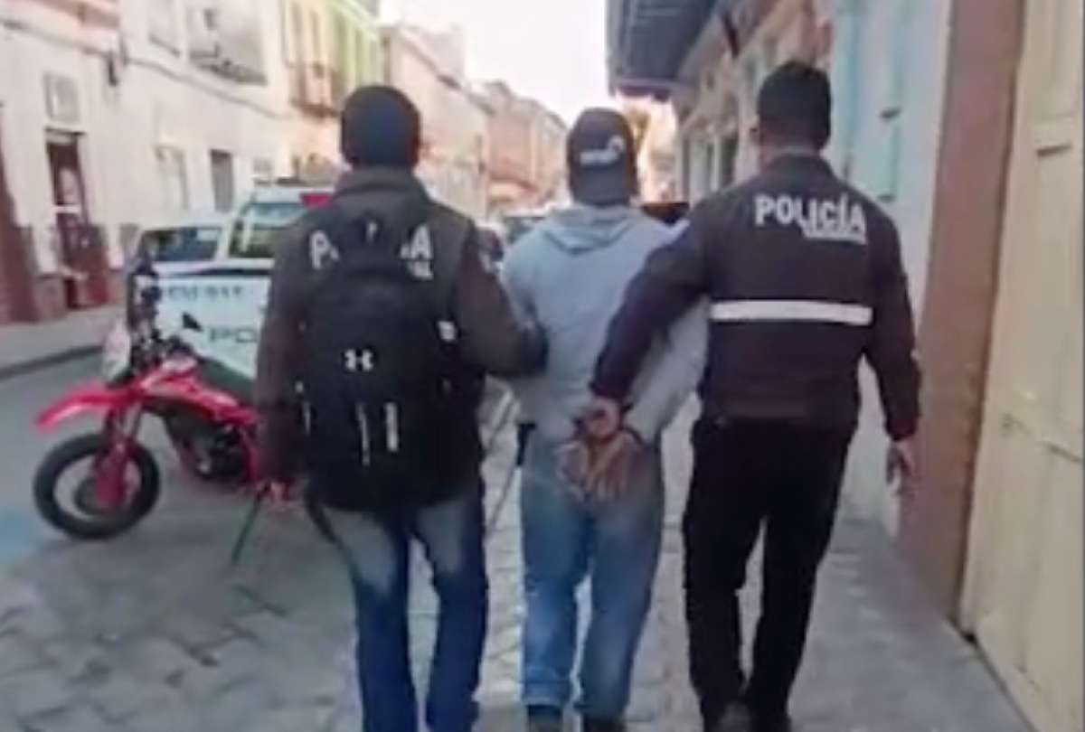 Un hombre acusado de tocar las partes íntimas de una niña en un bus fue detenido en Cuenca.