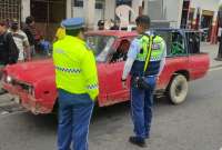 El hombre prendió fuego a su camioneta, luego de ser detenido por miembros de la AMT. 