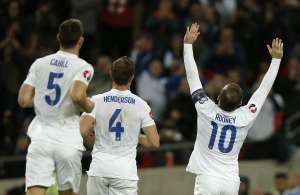 Wayne Rooney (d.) celebra uno de los goles de Inglaterra ante San Marino. Foto: AFP