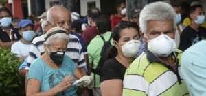La mayor&iacute;a de jubilados utilizaron mascarillas mientras hac&iacute;an la larga fila para cobrar sus pensiones. 
