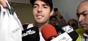 El brasile&ntilde;o Kak&aacute; es abordado por varios medios de comunicaci&oacute;n y seguidores, en el aeropuerto Jos&eacute; Joaqu&iacute;n de OLmedo de Guayaquil.