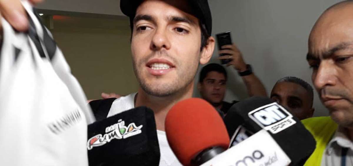 El brasile&ntilde;o Kak&aacute; es abordado por varios medios de comunicaci&oacute;n y seguidores, en el aeropuerto Jos&eacute; Joaqu&iacute;n de OLmedo de Guayaquil.