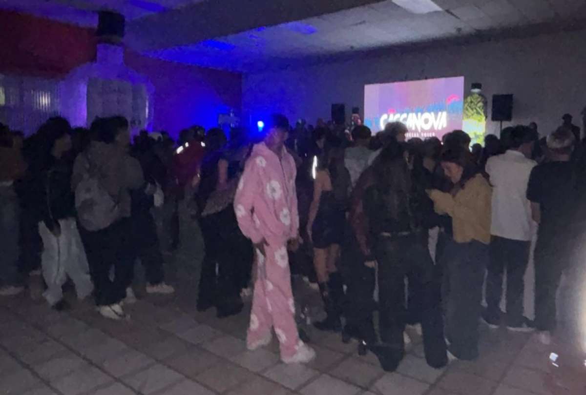 Las autoridades encontraron m&aacute;s de 300 botellas de licor durante el operativo. El evento era promocionado como un show de m&uacute;sica urbana y no contaba con permisos.