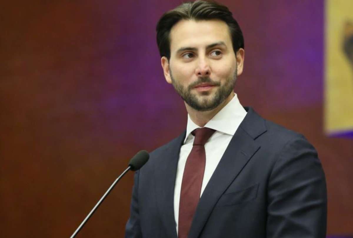 Niels Olsen, presidente de la Asamblea Nacional, dispuso de multas entre USD 55,52 y USD 158,63 por atrasos y faltas injustificadas.   