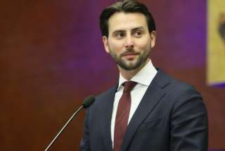 Niels Olsen, presidente de la Asamblea Nacional, dispuso de multas entre USD 55,52 y USD 158,63 por atrasos y faltas injustificadas.   