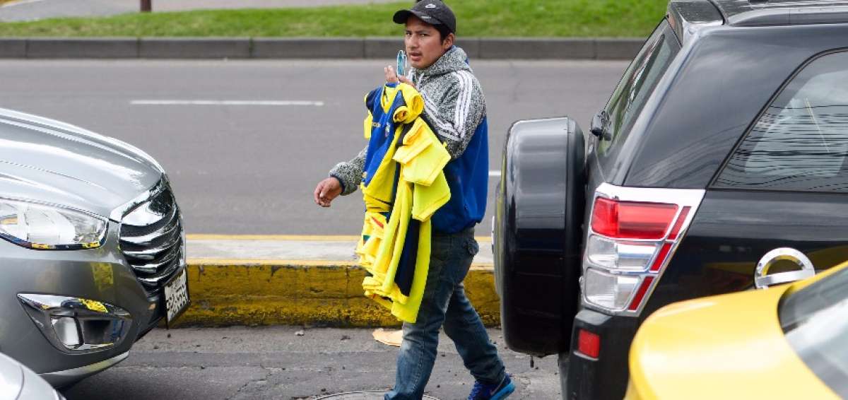 Vendedores informales distribuyen art&iacute;culos alusivos a la selecci&oacute;n ecuatoriana.