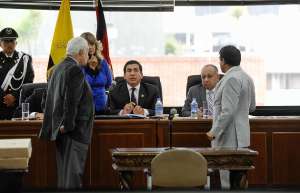 El fiscal Galo Chiriboga dialoga con el juez Wilson Merino, antes de que se instale la diligencia. Foto: &Aacute;lvaro P&eacute;rez / El Tel&eacute;grafo
