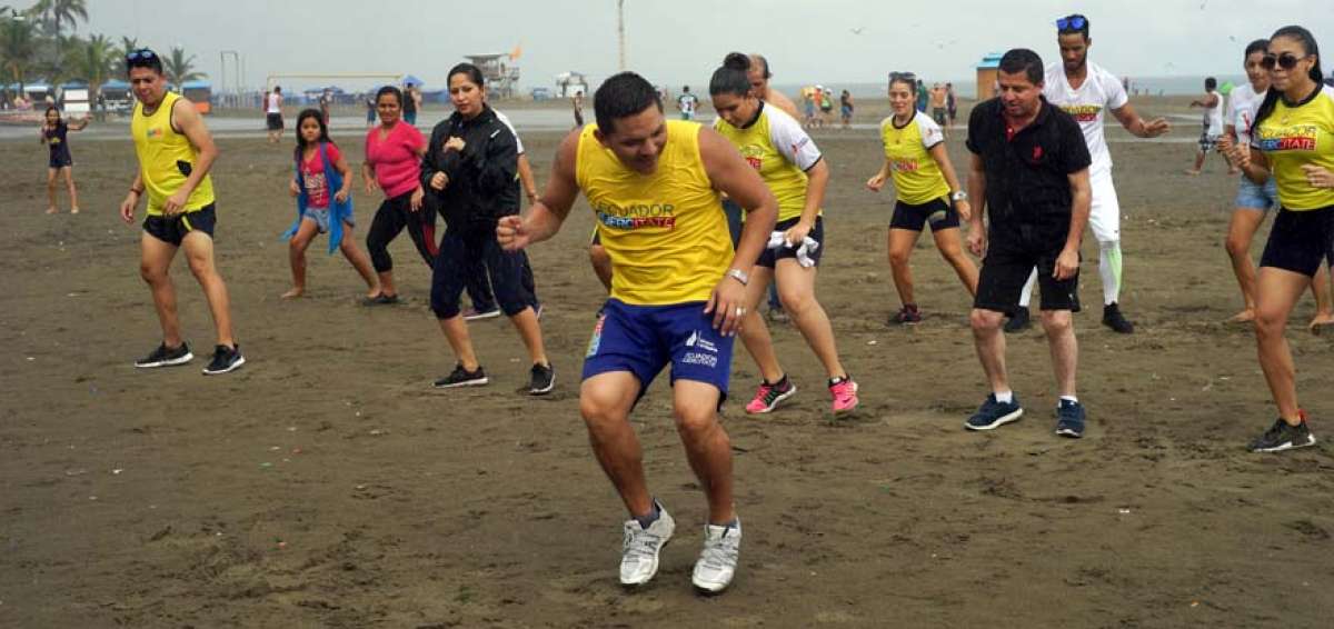 La bailoterapia fue una de las actividades acogida en el inicio de la segunda edici&oacute;n de Ecuador Playero, en Manta.