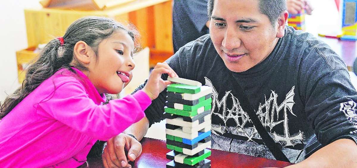 Las nuevas generaciones de padres dedican m&aacute;s tiempo a sus hijos e hijas para realizar actividades recreativas.  