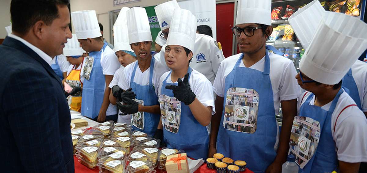 Kevin Pazmi&ntilde;o (centro) anhela ser chef. &Eacute;l explica sobre la elaboraci&oacute;n de las recetas. La demostraci&oacute;n se hizo en la Facultad de Ingenier&iacute;a Qu&iacute;mica. 