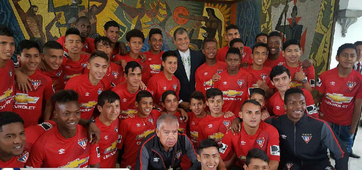J&oacute;venes jugadores de Liga junto al presidente Rafael Correa.