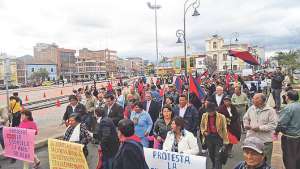 Los ciudadanos de Riobamba marcharon por importantes calles, para exigir una administraci&oacute;n municipal honesta y eficiente. Foto: Elizabeth Maggi│El Tel&eacute;grafo