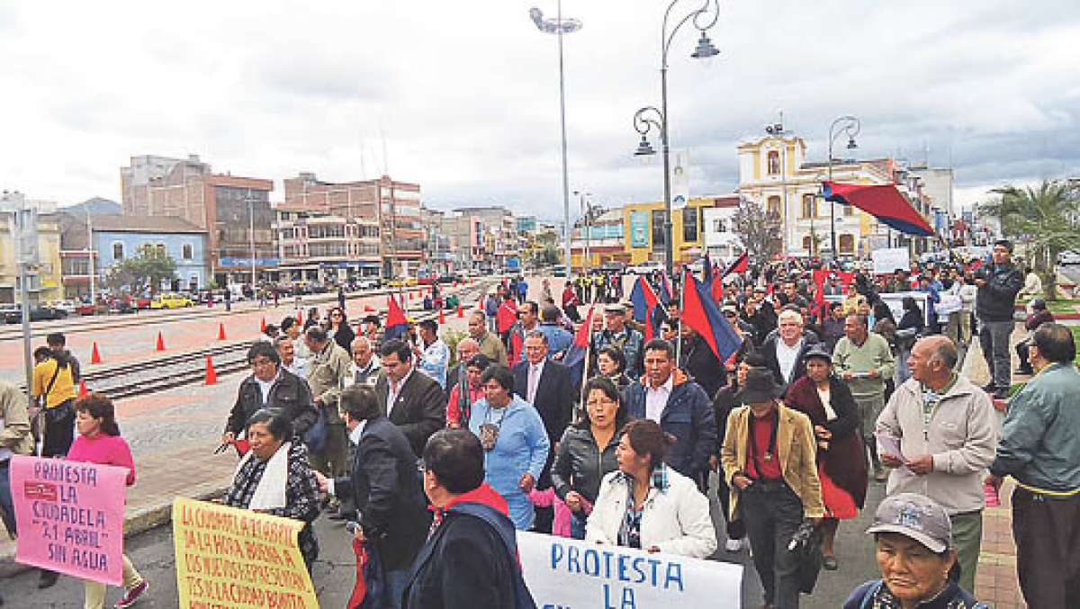 Los ciudadanos de Riobamba marcharon por importantes calles, para exigir una administraci&oacute;n municipal honesta y eficiente. Foto: Elizabeth Maggi│El Tel&eacute;grafo