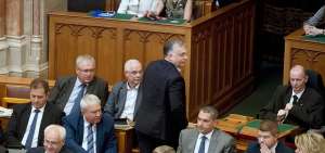 El primer ministro h&uacute;ngaro, V&iacute;ktor Orb&aacute;n (c), se marcha tras participar en una sesi&oacute;n del Parlamento en Budapest que criminaliz&oacute; la ayuda a migrantes.