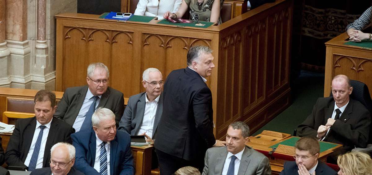 El primer ministro h&uacute;ngaro, V&iacute;ktor Orb&aacute;n (c), se marcha tras participar en una sesi&oacute;n del Parlamento en Budapest que criminaliz&oacute; la ayuda a migrantes.