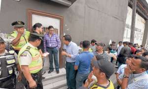 La directora regional de Trabajo dialog&oacute; con los empleados y dej&oacute; una notificaci&oacute;n a la empresa. Foto: Miguel Castro / El Tel&eacute;grafo
