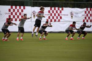 Iv&aacute;n Rakitic (c.) es uno de los jugadores m&aacute;s deseados en esta temporada de fichajes. Foto: AFP