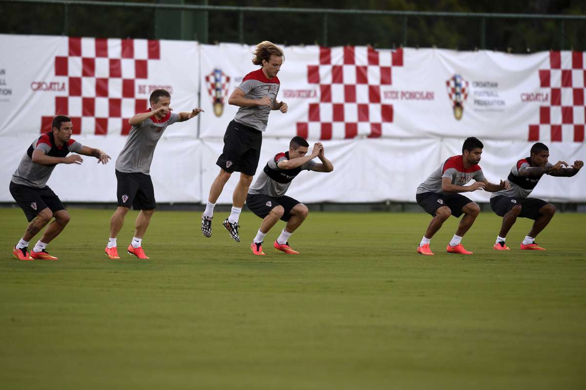 Iv&aacute;n Rakitic (c.) es uno de los jugadores m&aacute;s deseados en esta temporada de fichajes. Foto: AFP