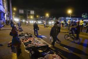 La ruta por donde caminaron los fieles fue ocupada por vendedores informales. Foto: &Aacute;lvaro P&eacute;rez / EL TEL&Eacute;GRAFO
