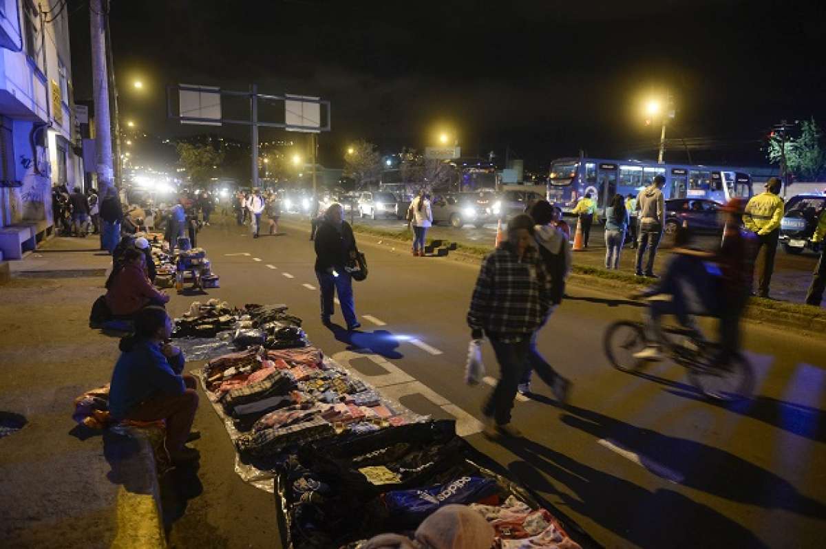 La ruta por donde caminaron los fieles fue ocupada por vendedores informales. Foto: &Aacute;lvaro P&eacute;rez / EL TEL&Eacute;GRAFO