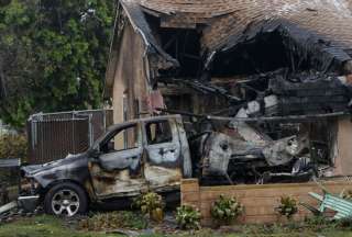 La caída de la avioneta dejó varias víctimas, viviendas destruidas y autos calcinados.