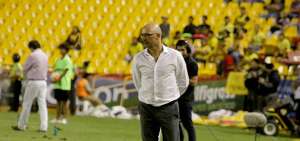 &rarr;Alfredo Arias, de pie en la banca de suplentes, da instrucciones a sus jugadores durante el Cl&aacute;sico que termin&oacute; 0-0. Ese d&iacute;a en el estadio Monumental el estratega pas&oacute; 89&rsquo; dirigiendo parado.
