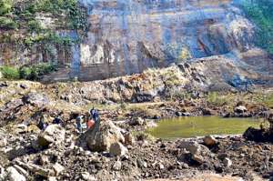 T&eacute;cnicos del COE y de Hidrotoapi inspeccionaron la zona del r&iacute;o Toachi que se repres&oacute; la madrugada del domingo. Esto con la idea de planificar un desag&uuml;e controlado para que no cause da&ntilde;os. Foto: Silvia Osorio / para El Tel&eacute;grafo