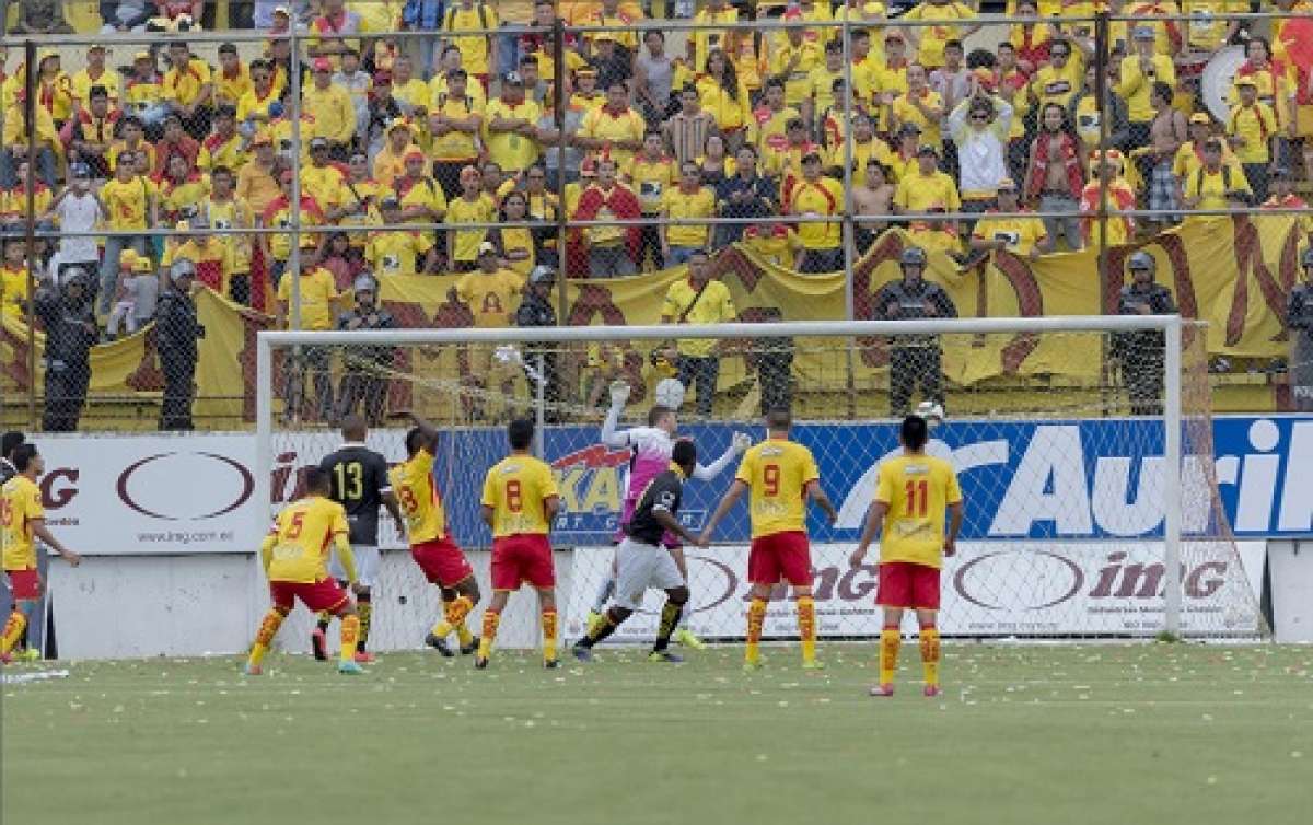 Los hinchas de Aucas lamentan el primer tanto de Barcelona, al que le bast&oacute; un tiempo para ganar. Foto: Fernando Sandoval / El Tel&eacute;grafo