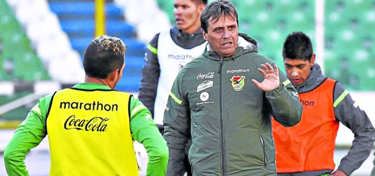 &Aacute;ngel Miguel Hoyos &mdash;DT de la selecci&oacute;n de Bolivia&mdash; da instrucciones a un grupo de jugadores de la &lsquo;Verde&rsquo;, el s&aacute;bado en el estadio Hernando Siles.