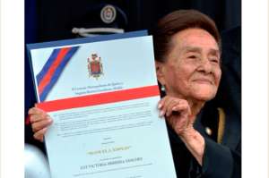 La ganadora del premio Manuela Espejo, la lojana Luz Victoria Herrera, cumple hoy 94 a&ntilde;os. Foto: &Aacute;lvaro P&eacute;rez