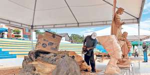 Los talladores son meticulosos al momento de trabajar la madera con motosierra. Foto: Miguel Jim&eacute;nez / El Tel&eacute;grafo