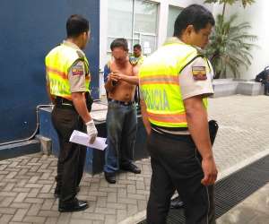 Milton S. le muestra las heridas a uno de los polic&iacute;as. Foto: Christian Barrionuevo / El Tel&eacute;grafo 