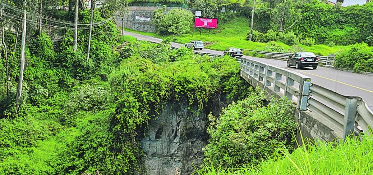 El Municipio prohibi&oacute; hace un mes que circulen veh&iacute;culos de transporte pesado sobre el puente de la quebrada Huasipungo.