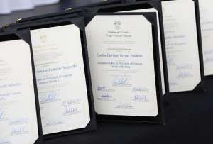 Asambleístas del Guayas reciben sus credenciales.