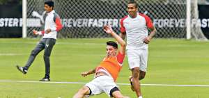El defensa Horacio Salaberry (i), de Liga de Quito, durante un entrenamiento del equipo en Pomasqui.