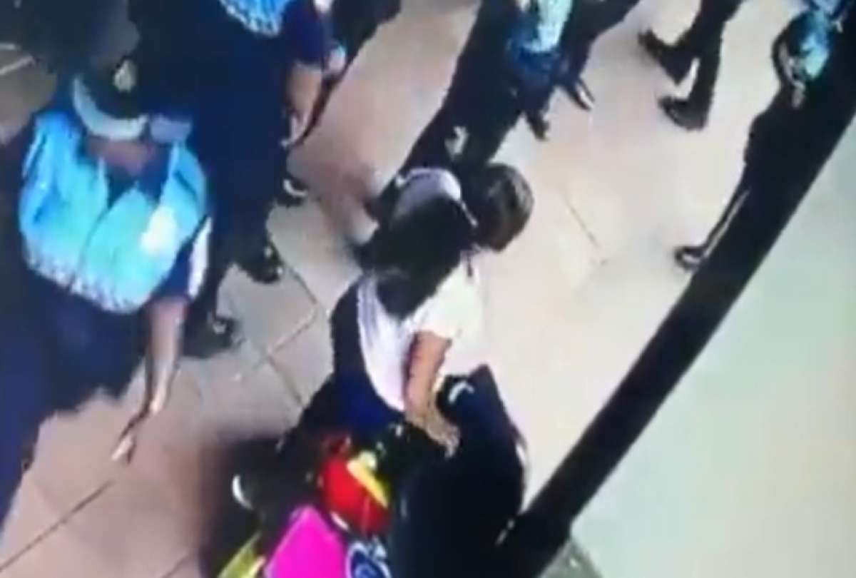 Agentes municipales en Guayaquil fueron separados tras robar y perseguir a una comerciante.