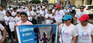 La marcha inici&oacute; en la zona alta de Manta y recorri&oacute; calles c&eacute;ntricas y culmin&oacute; en el malec&oacute;n de la ciudad.