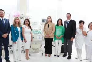 HCAM inaugura área de Neonatología completamente renovada. Personal ofrece atención médica a los recién nacidos y sus familias.