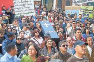 El 29 de abril de 2013, los riobambe&ntilde;os tambi&eacute;n salieron a las calles en la &lsquo;Marcha por la dignidad&rsquo; en contra del exalcalde Juan Salazar. Foto: Elizabeth Maggi│El Tel&eacute;grafo