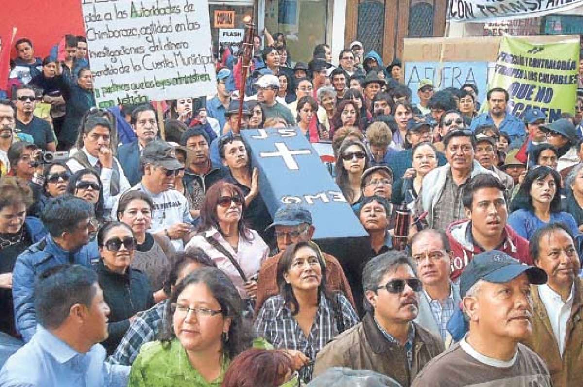 El 29 de abril de 2013, los riobambe&ntilde;os tambi&eacute;n salieron a las calles en la &lsquo;Marcha por la dignidad&rsquo; en contra del exalcalde Juan Salazar. Foto: Elizabeth Maggi│El Tel&eacute;grafo