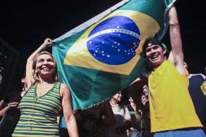 Los hinchas brasile&ntilde;os est&aacute;n a la expectativa de lo que suceder&aacute; en la inauguraci&oacute;n de Brasil 2014. Foto: EFE