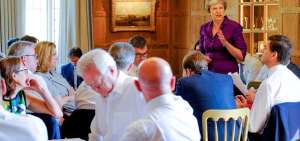 Despu&eacute;s de casi doce horas reunido en la residencia oficial de Chequers (sureste ingl&eacute;s), el Gobierno acord&oacute; una propuesta para la futura relaci&oacute;n aduanera y comercial con la Uni&oacute;n Europea (UE).