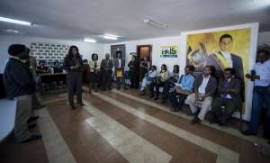 La asamble&iacute;sta Alexandra Ocles dialoga con miembros de diversas organizaciones. FOTO: Marco Salgado / EL TEL&Eacute;GRAFO