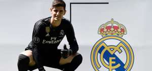 Thibaut Courtois posa junto al escudo del Real Madrid, durante su presentaci&oacute;n en el estadio Santiago Bernab&eacute;u, en la capital espa&ntilde;ola.
