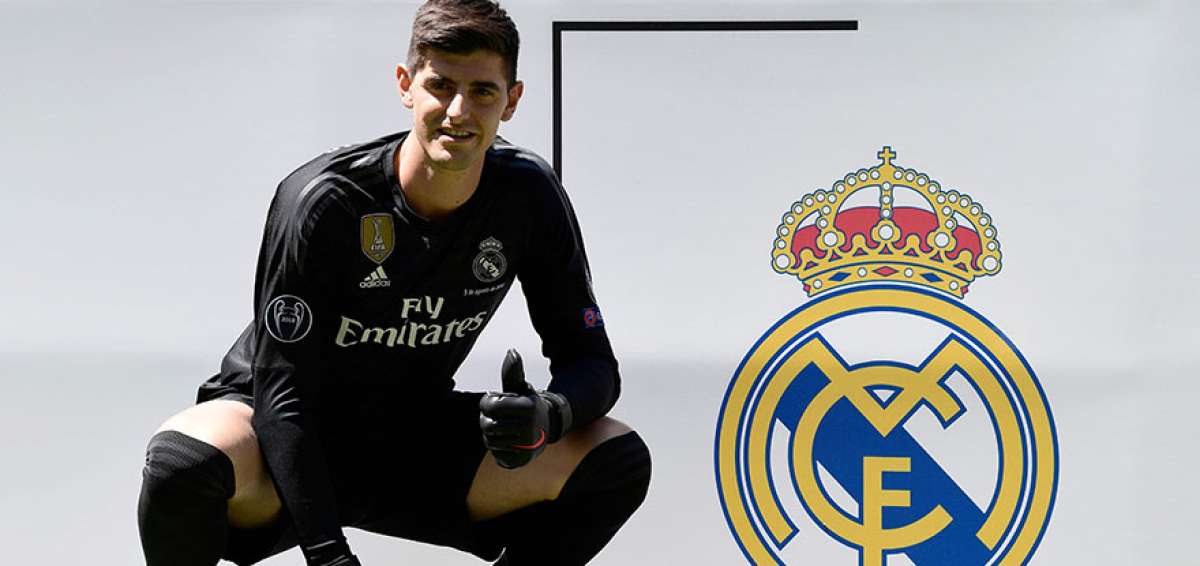 Thibaut Courtois posa junto al escudo del Real Madrid, durante su presentaci&oacute;n en el estadio Santiago Bernab&eacute;u, en la capital espa&ntilde;ola.