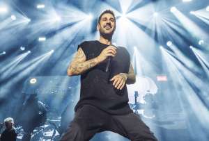 Melendi regresa a Ecuador con su gira “20 Años”, un espectáculo renovado que celebra dos décadas de éxitos y que llegará a Quito y Samborondón con entradas ya a la venta.