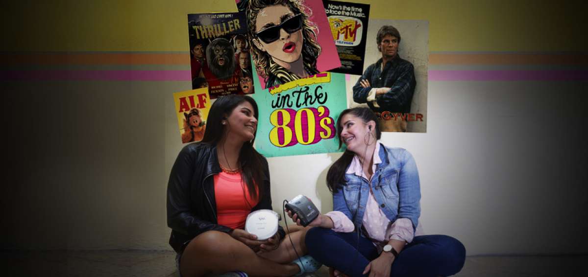 Sueanny Zamora (izq.) conserva un discman de los que aparecieron por los 90, mientras Ver&oacute;nica Bustos a&uacute;n guarda un walkman para escuchar casetes.